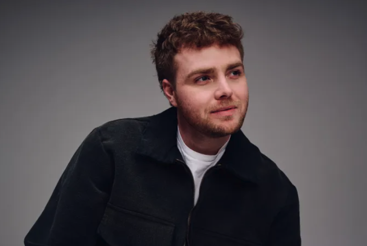 Jennifer Aniston, Max Greenfield Help Alex Warren Announce Arena Tour